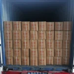 Lading van 20 kg pindakaas in een doos