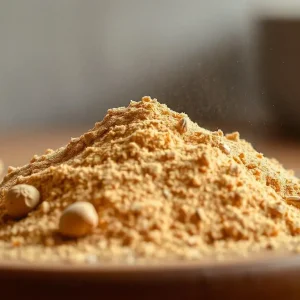 Fijn gemalen geroosterd pindapoeder wordt gepresenteerd, met een zachte textuur en rijke bruine kleur.